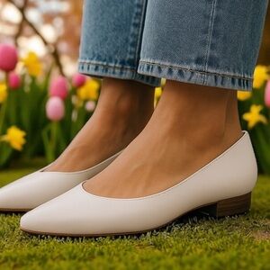 Comfort view cream colored pointy toe flats! Ntn condition!